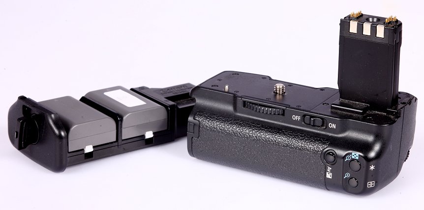 Poignée BG-E3 avec tiroir à batteries ouvert