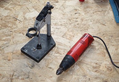Mini perceuse et support vertical