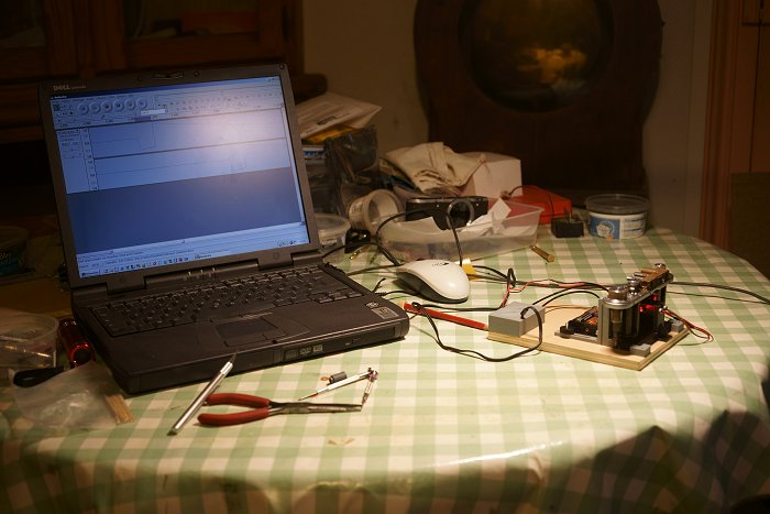 Le testeur raccordé à l'ordinateur