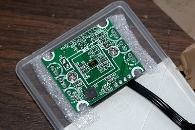 La carte électronique montée dans un support en plastique