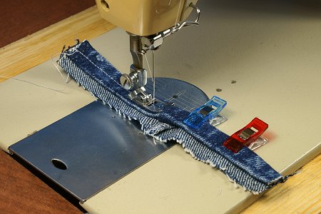 simultion de couture d'un ourlet de jeans